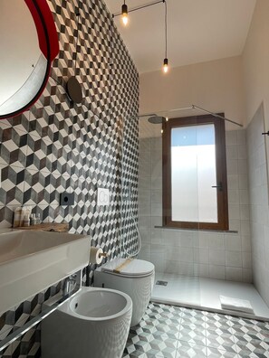 Douche, bidet, serviettes fournies, savon