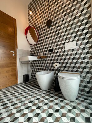 Een douche, een bidet, handdoeken, zeep