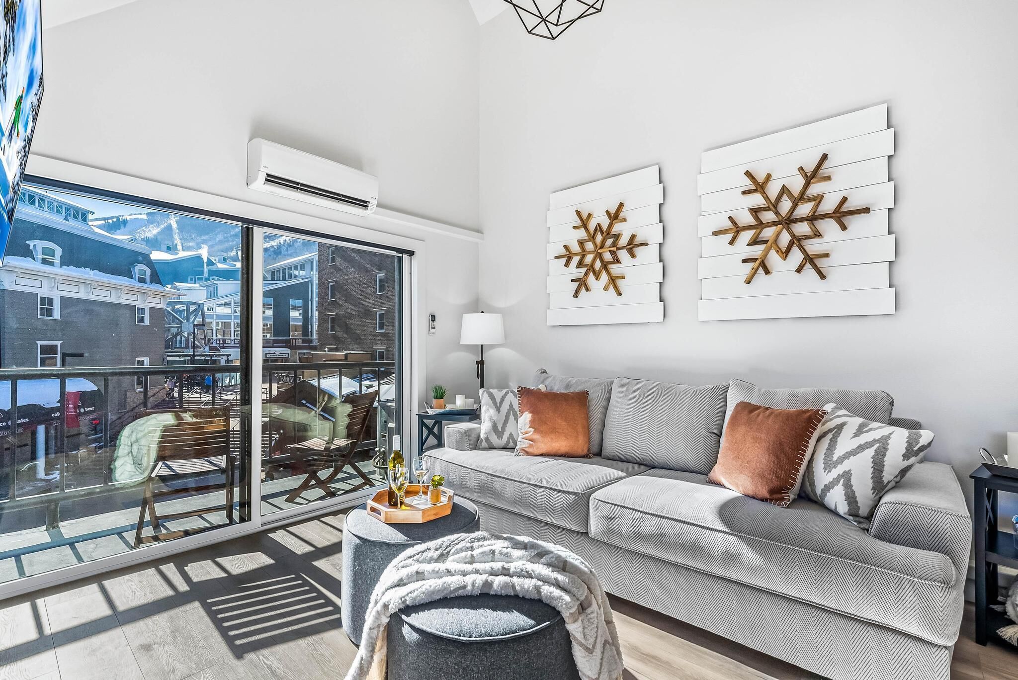 Smart TV, fireplace, music library, stereo