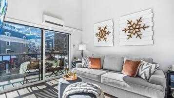 Smart TV, fireplace, music library, stereo