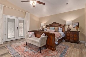 5 bedrooms, desk, iron/ironing board, travel crib