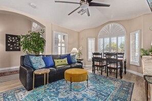 Fernseher, Kamin, Stereoanlage