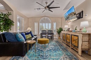 Fernseher, Kamin, Stereoanlage