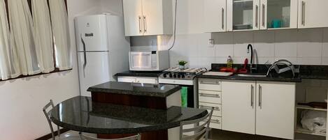 Frigorifero, microonde, forno, piano cottura