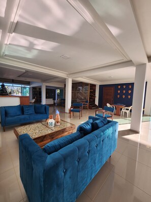 Coin salon dans le hall