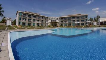 Een buitenzwembad, gratis zwembadcabana's, parasols voor strand/zwembad