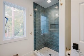 Baignoire, sĂšche-cheveux, serviettes fournies