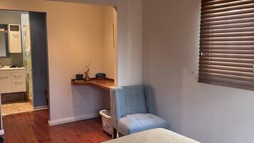 2 chambres, coffres-forts dans les chambres, fer et planche à repasser