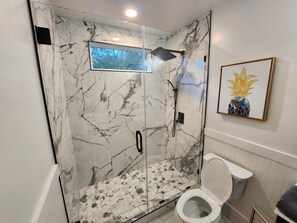 Combined shower/bathtub, hair dryer, towels - The Modern Classic | 4Bd/3Bth Home | Sleeps 10 (Rock Hill)