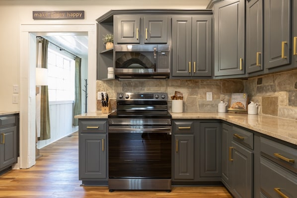 Refrigerador, microondas, horno y parrilla de estufa