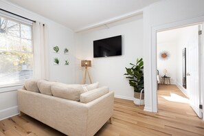 Smart TV, libros, oficina y monitor de computadora