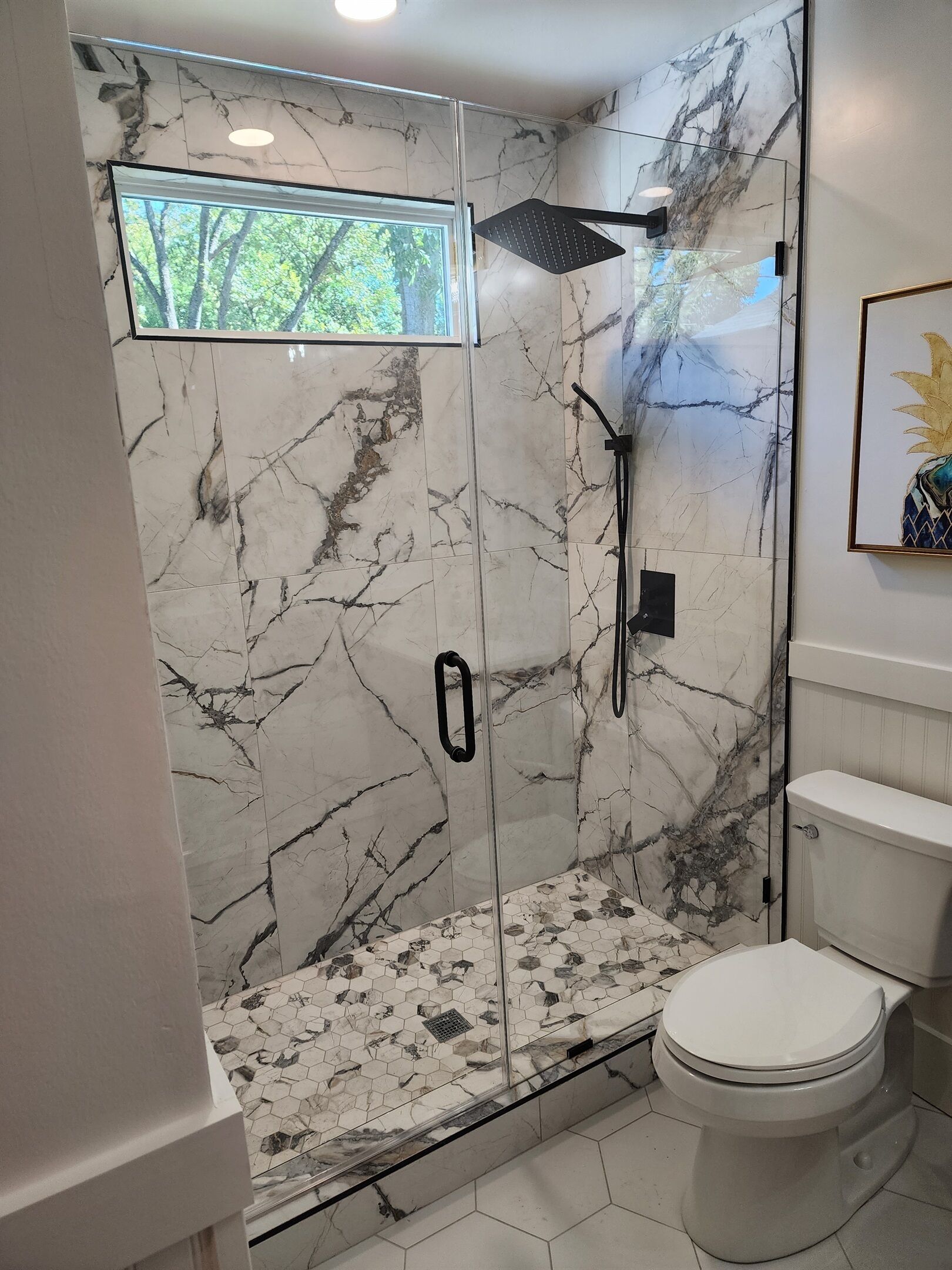 Bañera con ducha, secador de pelo, toallas