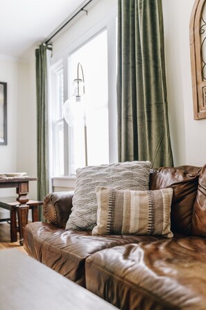 Een smart-tv, een kantoor en een computerscherm