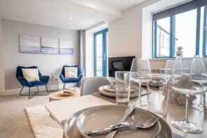 Deluxe Apartment, 2 Bedrooms, Harbour View | In-room dining - 2BR Harbour View Near Babbacoombe&Beach (Torquay)