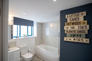 Deluxe Apartment, 2 Bedrooms, Harbour View | Bathroom | Combined shower/bathtub, rainfall showerhead, free toiletries - 2BR Harbour View Near Babbacoombe&Beach (Torquay)