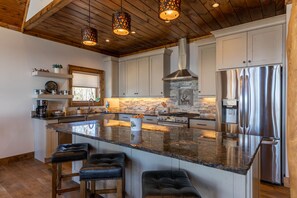 Frigorifero, forno, piano cottura, macchina per tè/caffè