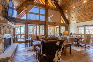 Televisión, chimenea y futbolito 