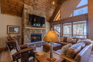 Televisión, chimenea y futbolito 