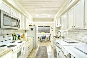 冷蔵庫、電子レンジ、オーブン、コンロ