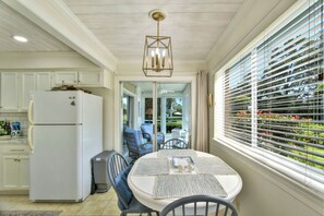 Fridge, microwave, oven, stovetop - Sea Palms Colony - 2 bed/2 bath ground level condo- Pup Friendly (St. Simons Island)