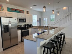 Jääkaappi, mikroaaltouuni, uuni, liesi