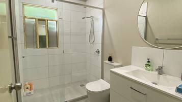 Family Villa | Bathroom | Shower, rainfall showerhead, free toiletries, hair dryer