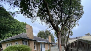 Un quartier résidentiel avec des maisons en briques, un chemin pavé et une clôture en bois.