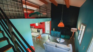 Un espacio habitable de varios niveles con cocina, comedor y sofá.
