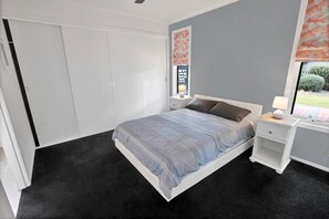 4 bedrooms, iron/ironing board, free WiFi, bed sheets