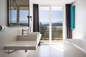 Suite de lujo, balcón, vista a la montaña | Baño | Tina y regadera independientes y amenidades de baño gratuitas 