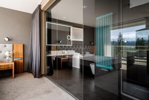 Chambre Exclusive Double ou avec lits jumeaux, vue montagne | Salle de bain | Baignoire et douche séparées, articles de toilette gratuits