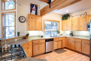 Fridge, microwave, oven, stovetop - Spacious Summer Getaway w/ Huge Deck, Hot Tub, HOA Pool & Rec Center Access (Truckee)