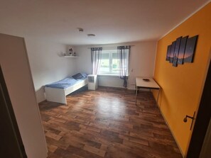 4 Schlafzimmer, Schreibtisch, kostenloses WLAN, Bettwäsche