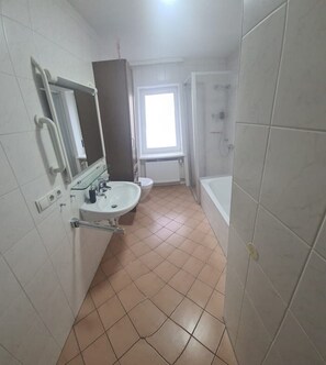 Badewanne, Haartrockner, Handtücher