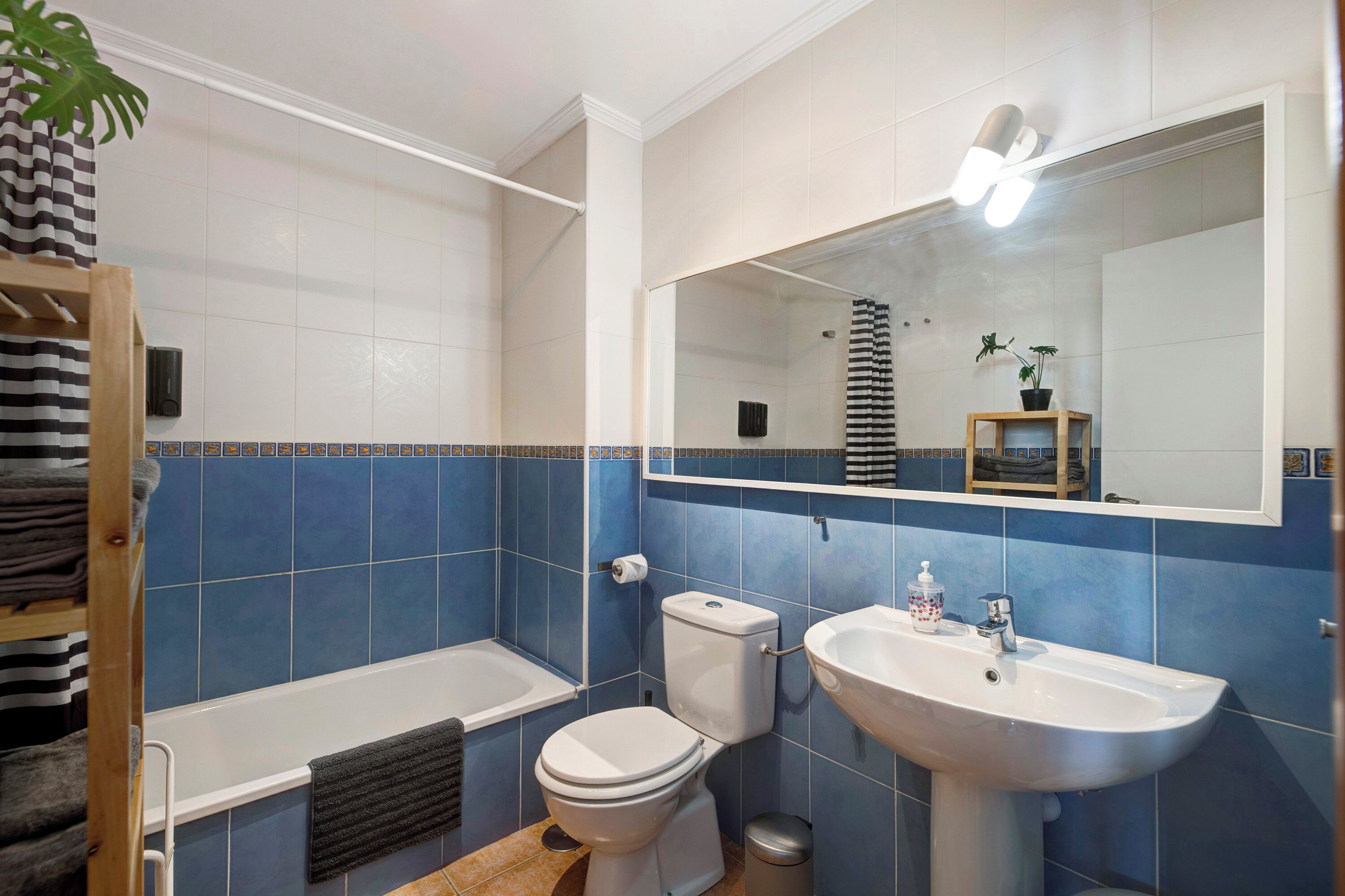 Badewanne, Haartrockner, Handtücher