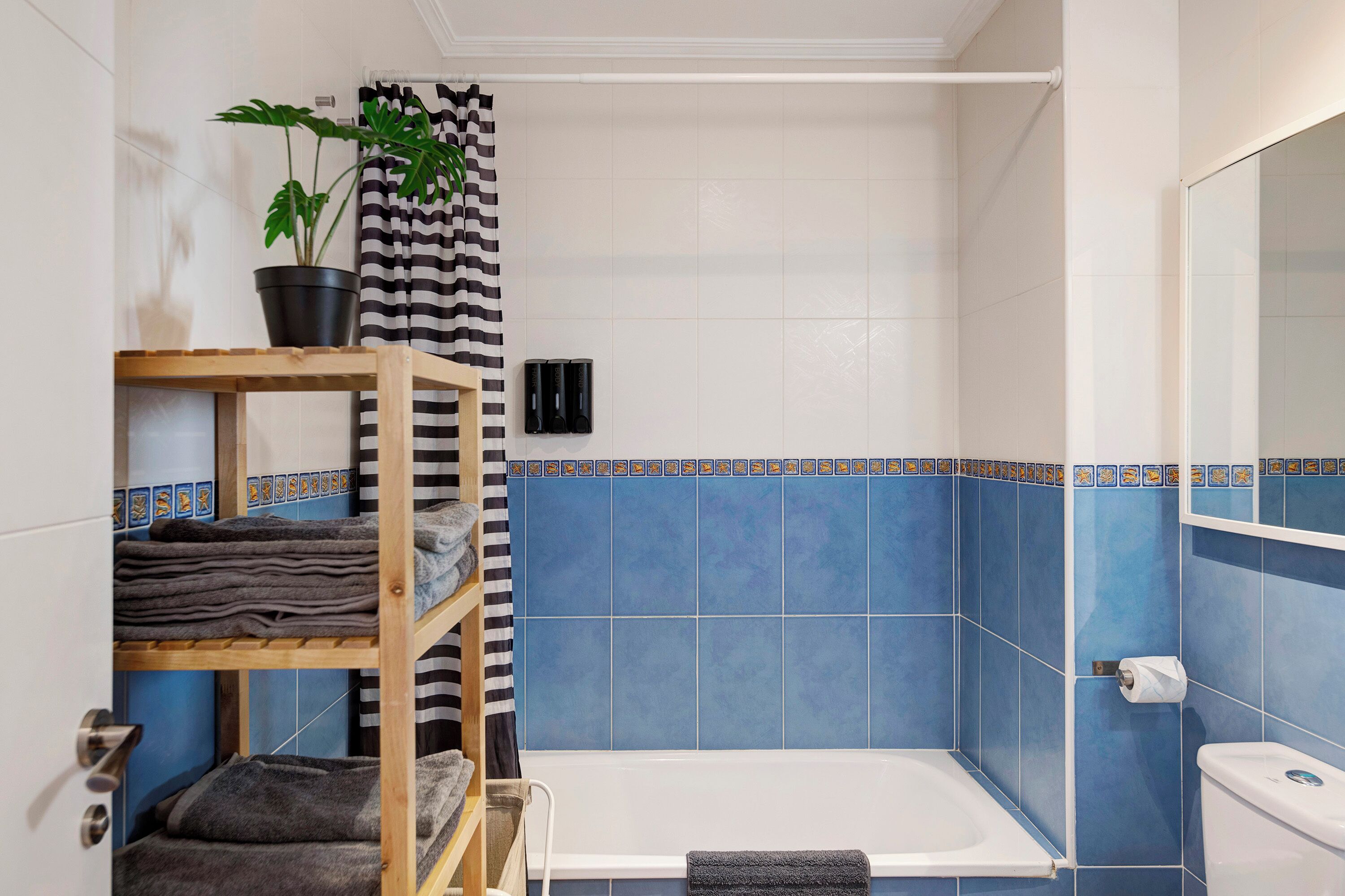 Badewanne, Haartrockner, Handtücher