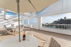 Outdoor dining - Apartment "Ático Castillo" with Sea View, Shared Pool & Wi-Fi (Fuengirola)