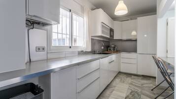Réfrigérateur, micro-ondes, plaque de cuisson, lave-vaisselle