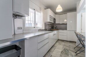 Køleskab, mikrobølgeovn, kogeplade, opvaskemaskine