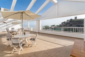 Outdoor dining - Apartment "Ático Castillo" with Sea View, Shared Pool & Wi-Fi (Fuengirola)
