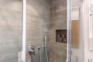 Badewanne, Haartrockner, Handtücher