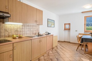 ثلاجة، موقد طهي مسطح، غسالة أطباق، ماكينة لصنع القهوة/الشاي