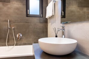Badewanne, Haartrockner, Handtücher
