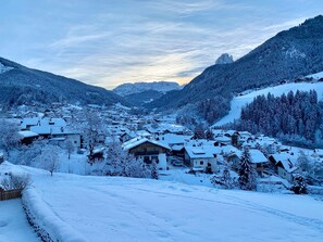 A snow-covered village with traditional houses, a mountain backdrop, and a clear sky. - Apartment "Niuasi Dolomites Panorama" with Mountain View, Balcony and Wi-Fi (Ortisei)