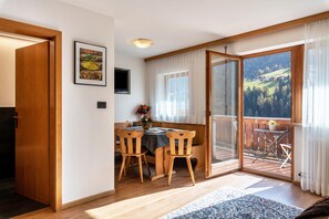Dining - Apartment "Villa Erina C" with Mountain View, Balcony & Wi-Fi (Ortisei)