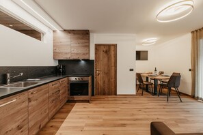 Fridge, stovetop, dishwasher, coffee/tea maker - Apartment "Niuasi Dolomites Panorama" with Mountain View, Balcony and Wi-Fi (Ortisei)