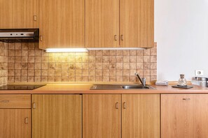 Frigorifero, piano cottura, macchina per tè/caffè, bollitore elettrico