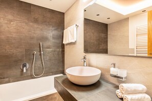 Badewanne, Haartrockner, Handtücher