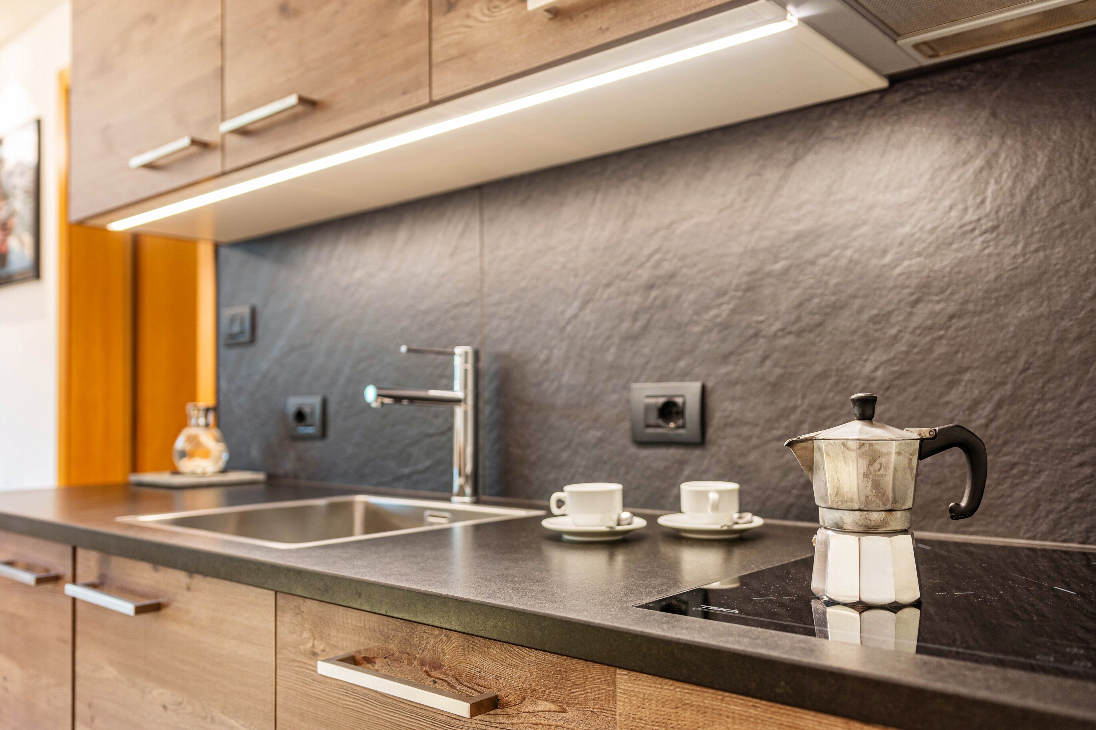 Wasserkocher mit Kaffee-/Teezubehör, Kühlschrank, Herdplatte