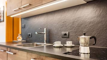 Wasserkocher mit Kaffee-/Teezubehör, Kühlschrank, Herdplatte